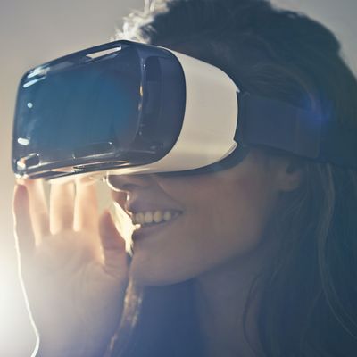 Frau mit VR-Brille