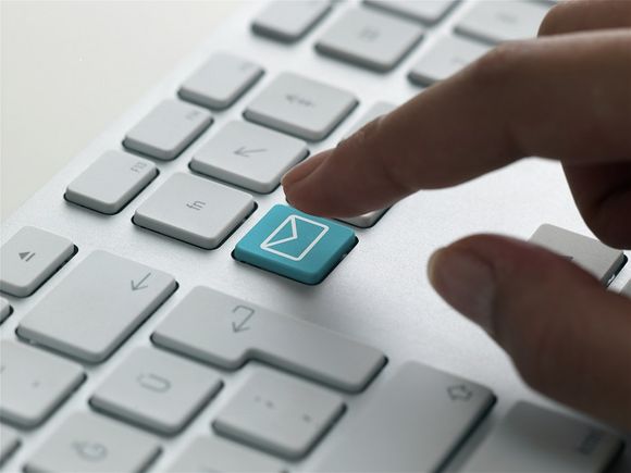 Tastatur mit Finger auf Mail-Taste