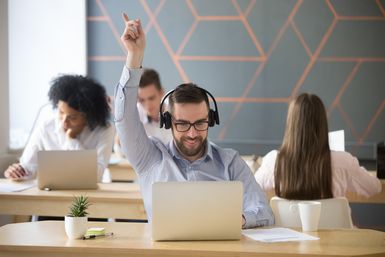 Kopfhörer reduzieren Lärm im Büro
