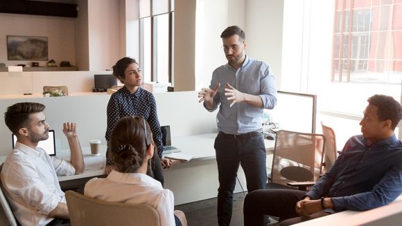 Junge Angestellte in Maketing-Positionen