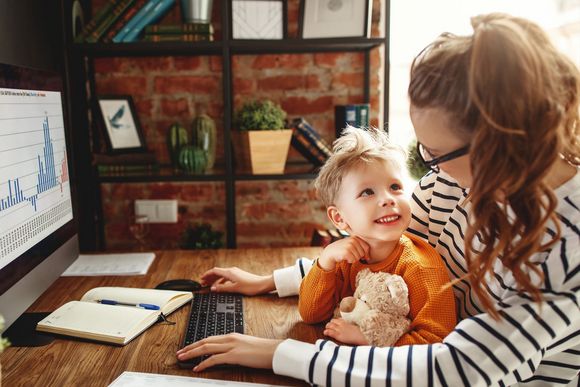 Arbeit in Krisenzeiten: Frau im Home-Office Arbeit in Krisenzeiten: Frau im Home-Office