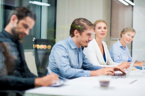 Kollegen Meeting Frauen Männer Laptop Arbeit Hemd