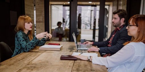 Bewerberin beim Job-Speed-Dating