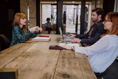 Bewerberin beim Job-Speed-Dating