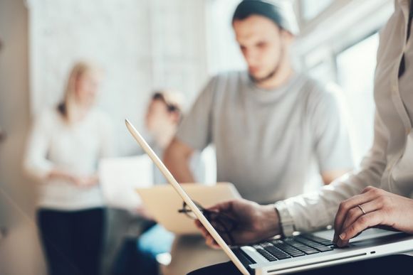 Frau lernt im Beruf am Laptop