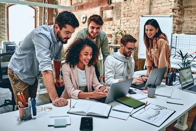 Freelancer:innen beim Netzwerken Freelancer:innen beim Netzwerken