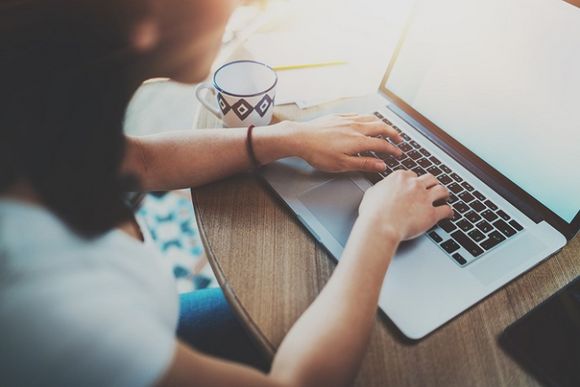 Frau arbeitet am Laptop