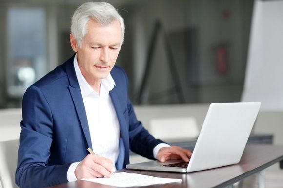 alter Mann mit Laptop