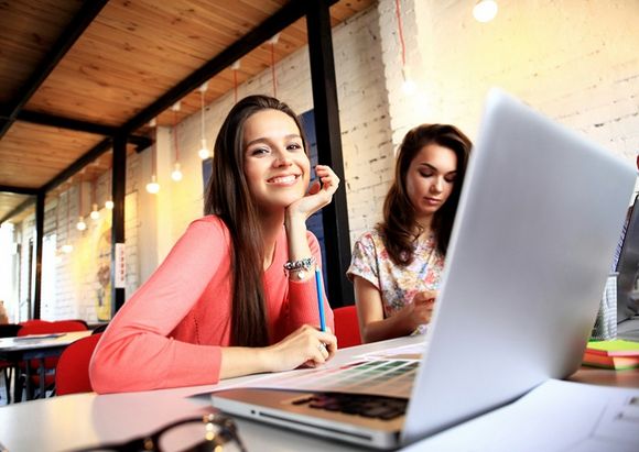 Frauen Arbeit Laptop