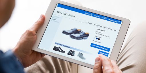 Web Merchandising Specialist bei der Arbeit am Tablet
