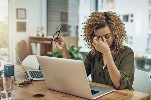 Frau Arbeit müde erschöpft Laptop