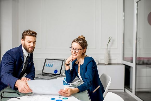 Mann und Frau erarbeiten eine Case Study