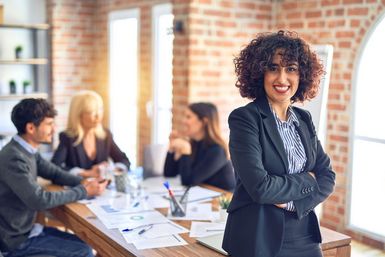 Lächelnde Frau in Führungsposition im Meeting