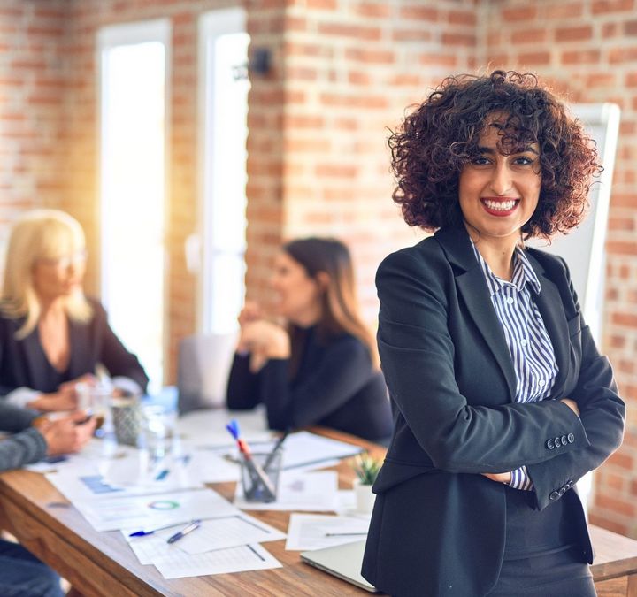 Lächelnde Frau in Führungsposition im Meeting