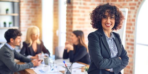 Lächelnde Frau in Führungsposition im Meeting