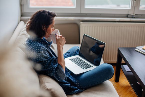 Frau überlegt Qualifikation für Einleitungssatz ihrer Bewerbung.