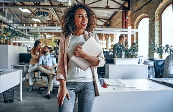 Digitalisierung im Büro – Frau mit Laptop