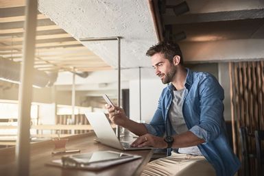 Nebenberuflich Selbstständiger bei der Arbeit