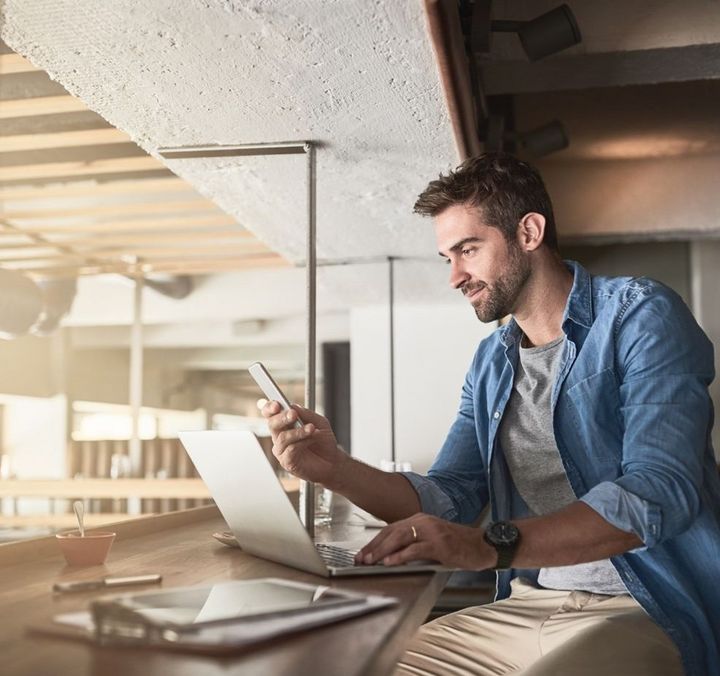 Nebenberuflich Selbstständiger bei der Arbeit