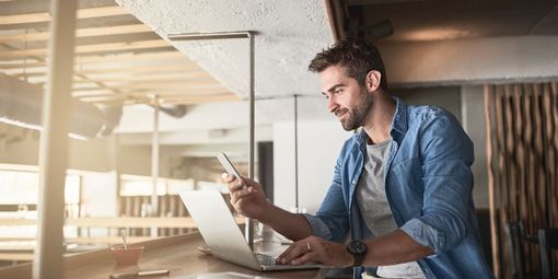 Nebenberuflich Selbstständiger bei der Arbeit