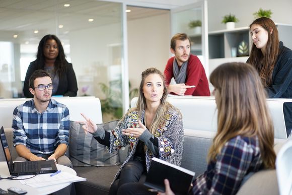ArbeitnehmerInnen sind bereit für Veränderungen Mitarbeiter sprechen über neue Ideen