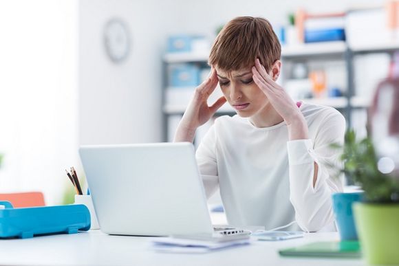 Frau Kopfweh Laptop Arbeit