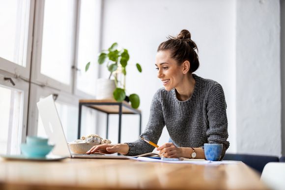 Freelancerin arbeitet an Laptop für ein Projekt