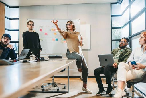  IT-Projektleiterin mit Team