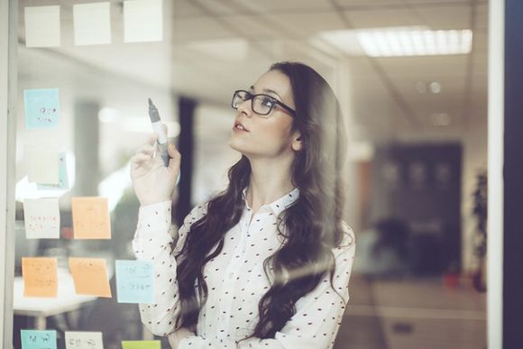 frau arbeitet an einem Board