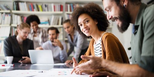 Frau in Marketing-Beruf macht Karriere 