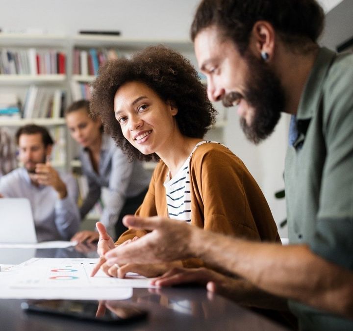 Frau in Marketing-Beruf macht Karriere 