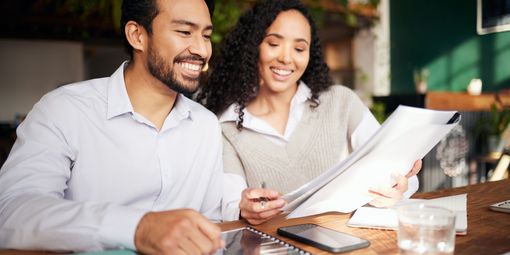 Haben gut lachen: Online Marketing Manger:innen verdienen ein überdurchschnittlich gutes Gehalt.