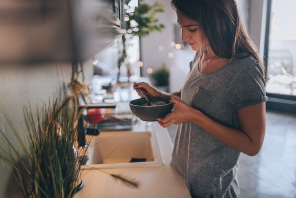 Frau bereitet Frühstück zu – Morgenroutine