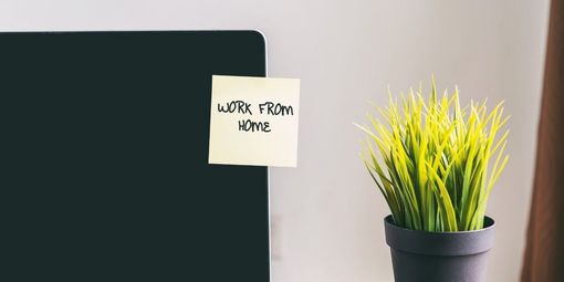 Homeoffice mit Laptop, Pflanze und Post-it