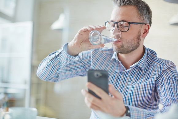 Mann der Wasser trinkt