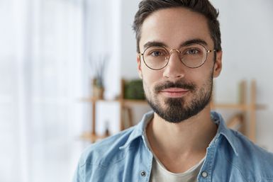 Mann mit Bart und Brille