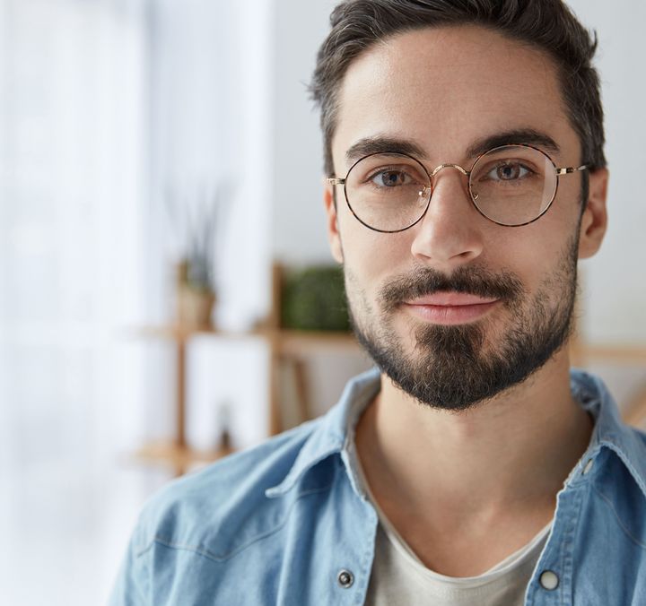 Mann mit Bart und Brille