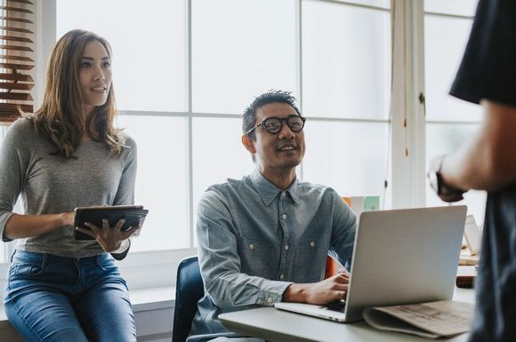 Personalreferent bei der Arbeit - Gehaltscheck