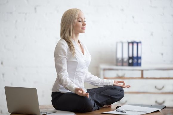 Meditation Übung Arbeit Frau