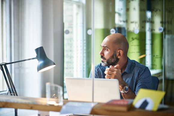 Unglücklicher Mitarbeiter im neuen Job – keine Seltenheit