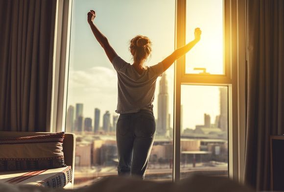 Frau beginnt Morgenroutine