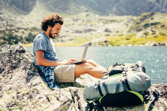 Mann am Laptop in der Natur