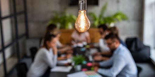 Glühbirne und Meeting von Digitalen Nomaden