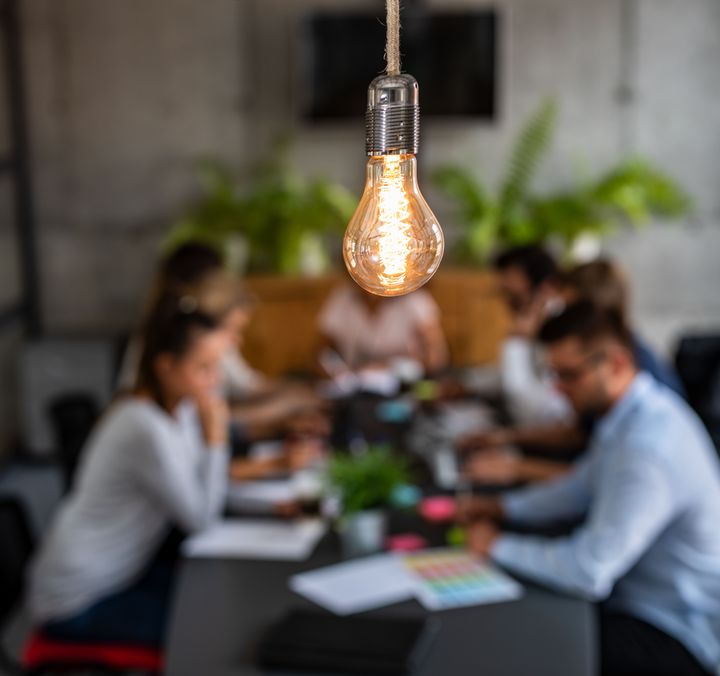 Glühbirne und Meeting von Digitalen Nomaden