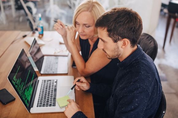 Softwareentwickler arbeiten an einem Projekt Softwareentwickler arbeiten an einem Projekt
