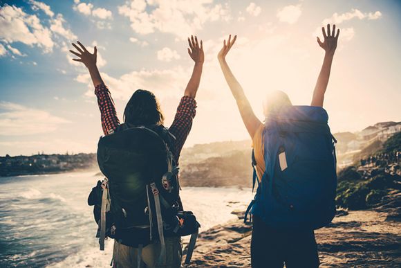 zwei Backpacker beim Sonnenuntergang