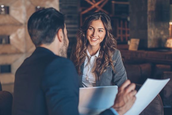 Mann und Frau im Business Gespräch