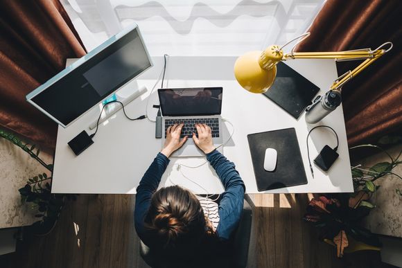 Freelancerin am Arbeitsplatz Freelancerin am Arbeitsplatz