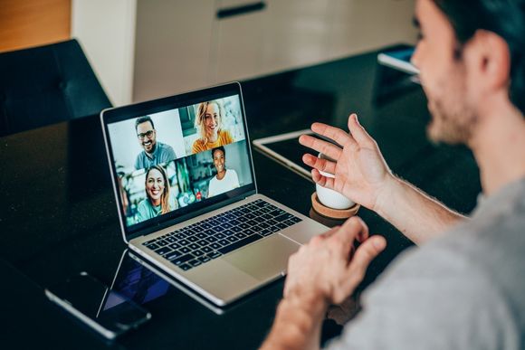 Mann im Home Office beim digitalen Meeting