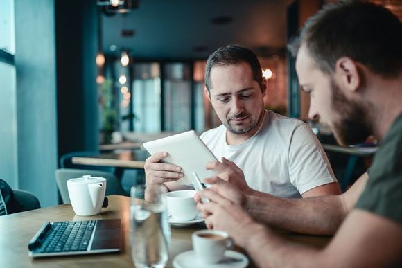 zwei Männer die sich im Cafe treffen